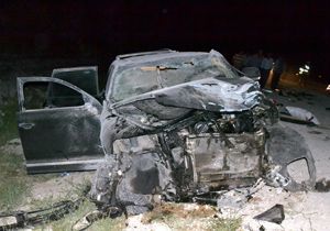Ters yöne giren hafif ticari araç ciple çarpıştı : 3 ölü , 5 yaralı