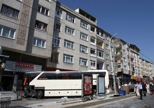 Ek bilgilerle yeniden // Otobüs tramvay durağına girdi: 3 yaralı