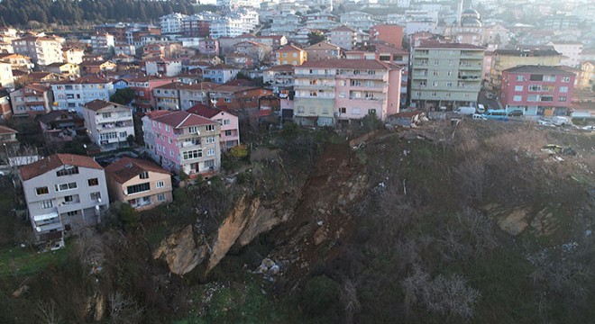 Üsküdar da toprak kayması; 2 bina boşaltıldı