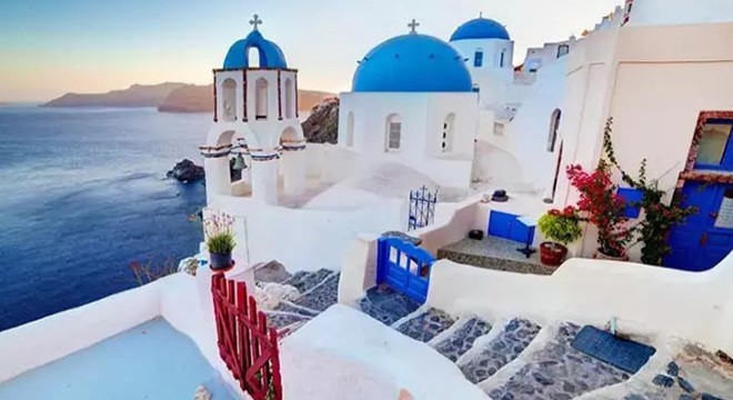 Yaklaşık 9 bin kişi Santorini Adası nı terk etti