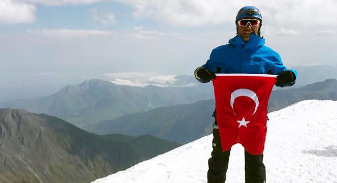 Yıpranan bayrağı değiştirmek için gittiği dağda kayboldu