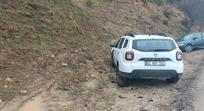 Yol kenarında beklerken araç çarpan kadın yaralandı