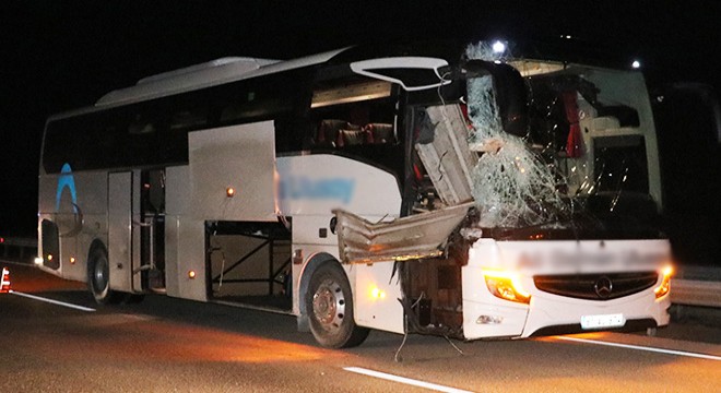 Yolcu otobüsü, TIR a çarptı: 4 yaralı