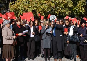Chp li kadınlardan  Kırmızı kartlı  protesto eylemi