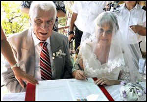 50 yıl sonra nikah tazelediler