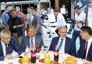 Antalya protokolü ve esnafı iftar sofrasında