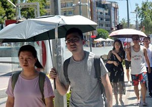 Antalya da şemsiyesiz sokağa çıkılmıyor