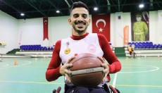 16 aylıkken omurilik felci geçirdi, basketbolla hayata tutundu