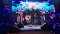 Haluk Levent, depremzedeler için konser verdi