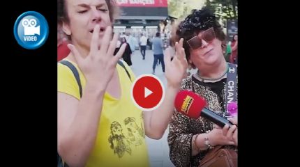 Antalya'da sokak röportajında şarkı söyleyen vatandaş şaşırttı
